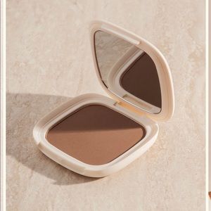 Soft-Matte Bronzing Powder by Vesca in Kissed By Diani- Medium Golden Undertone